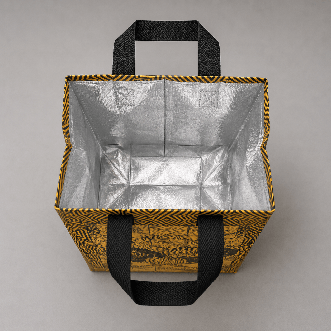 Small insulated food delivery bag with thermal foil lining
